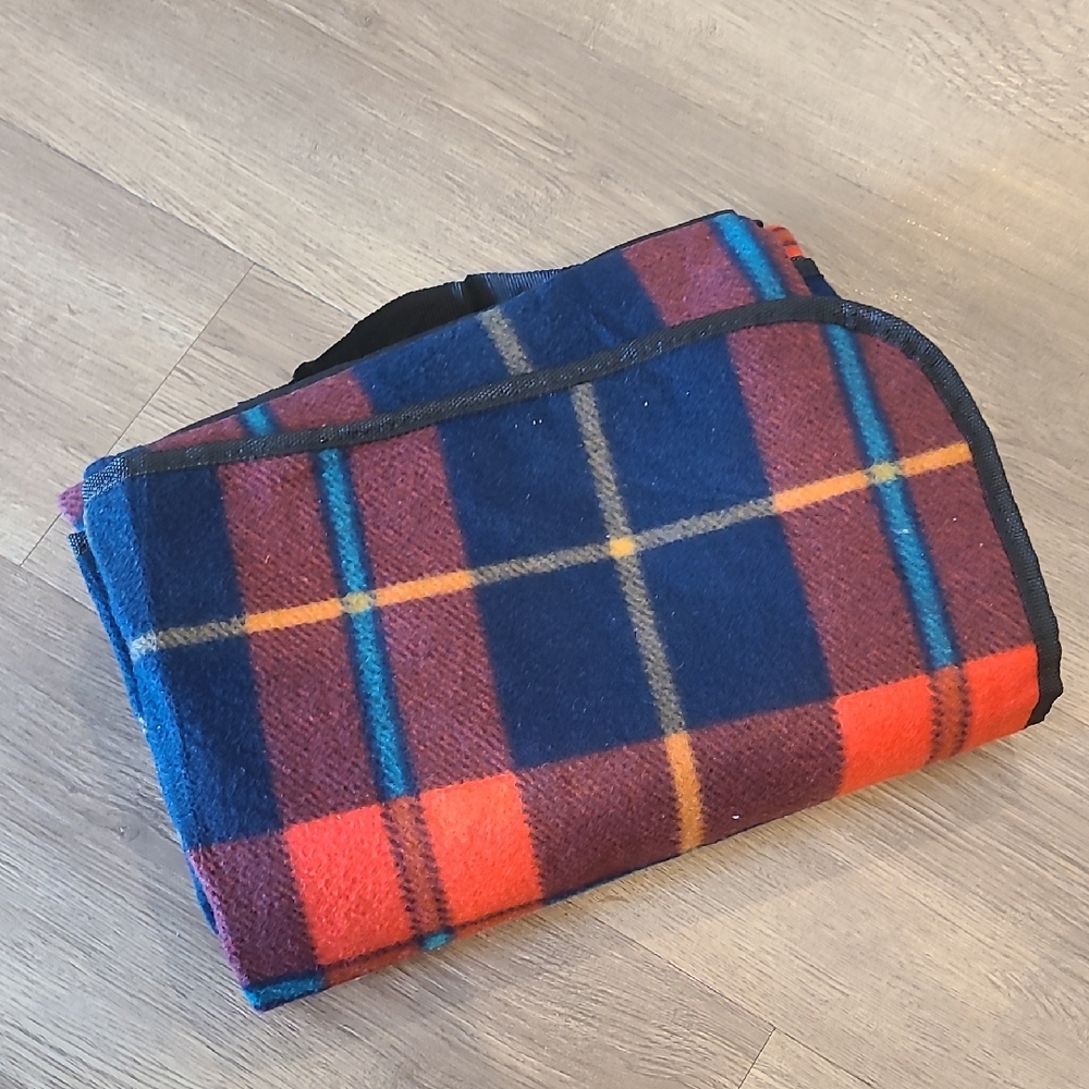 NEW! Plaid  PORTABLE CAR  Blanket with Blue and Red Pattern